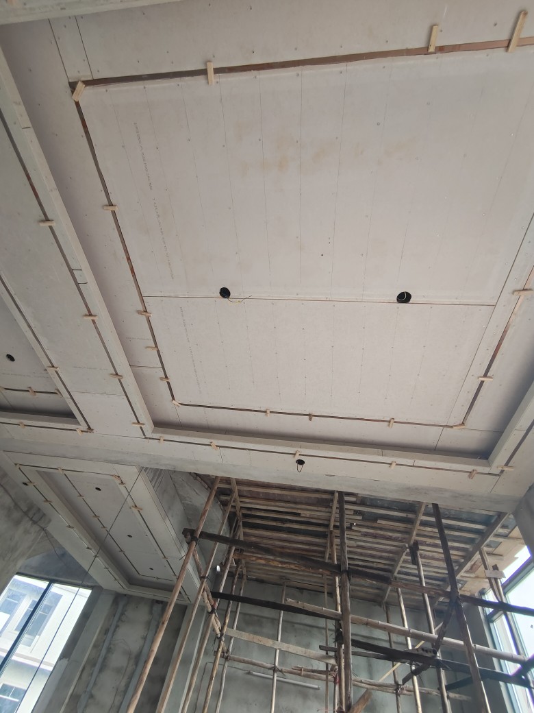 ?？诩已b木工吊頂 從集成吊頂到造型吊頂的裝修指南